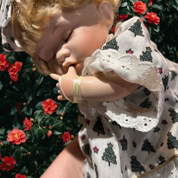 Heritage Signature Collection Sleeping Baby Doll w/Reindeer. Vintage/good cond. - Picture 4 of 6